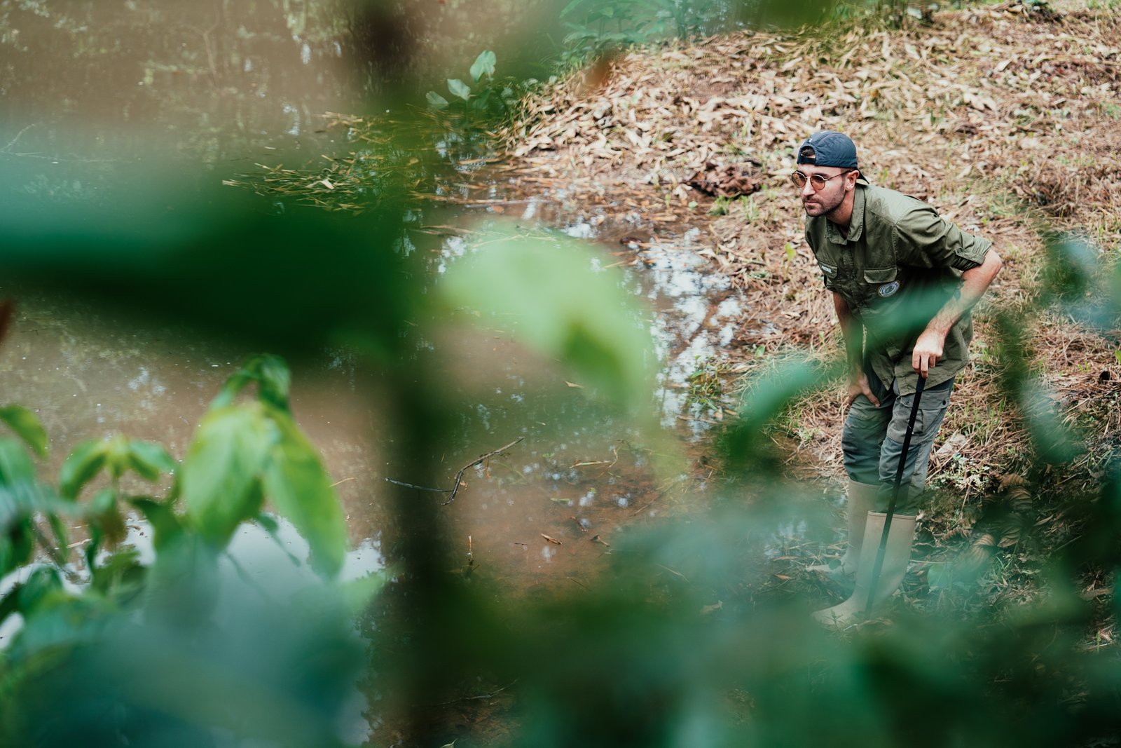 Homme explorant un ruisseau en forêt